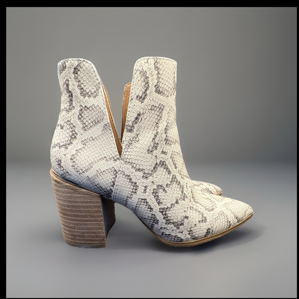 Snakeskin Kaylah Ankle Boots with Gold accent trim by Steve Madden size 7 w/box